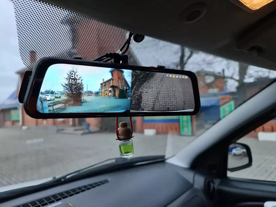 Преимущества камер заднего вида и парковочных сенсоров